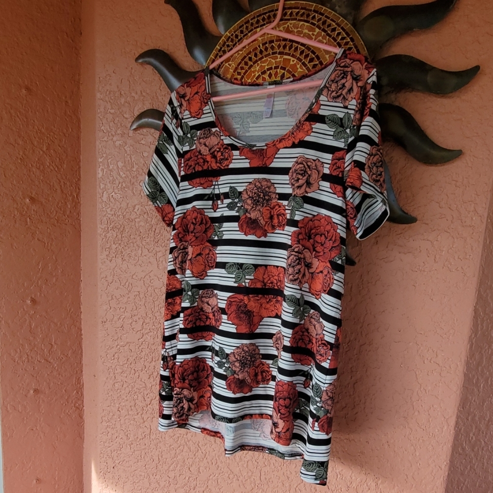 Lularoe classic tee